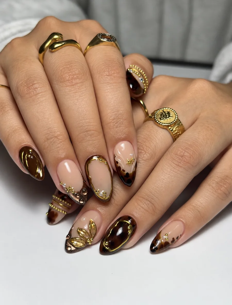 Tortoiseshell and gold-lined nail set by DC Dream Beauty